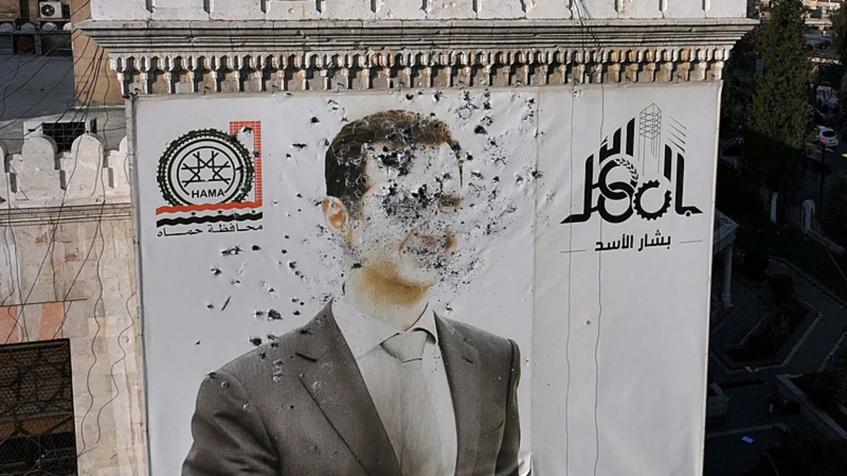 Kanlı rejimin sembolleri bir bir yıkılıyor! Esad'ın sarayı basıldı