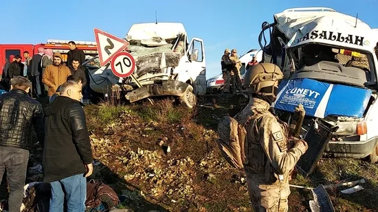 Son dakika: Şanlıurfa'da öğrenci servisi ile işçi servisi çarpıştı - 1