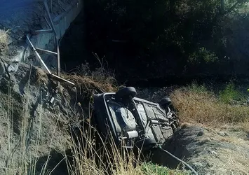 İzmir‘de otomobil köprüden uçtu
