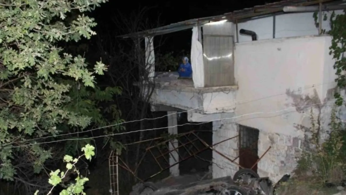 Kayseri'de ehliyetsiz sürücü dehşet saçtı: Araç evin bahçesine uçtu