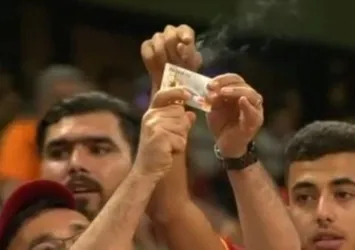 Taraftar kombinesini yaktı