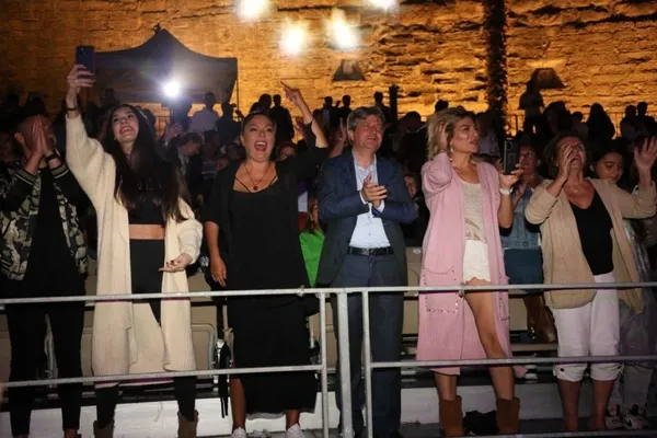 Sinan Akçıl, sahnedeyken Burcu Kıratlı’dan bebek istedi