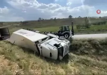 Virajı alamayan tır devrildi