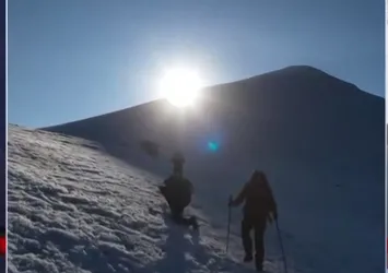 Ağrı Dağı'nın "takkesi" eriyor