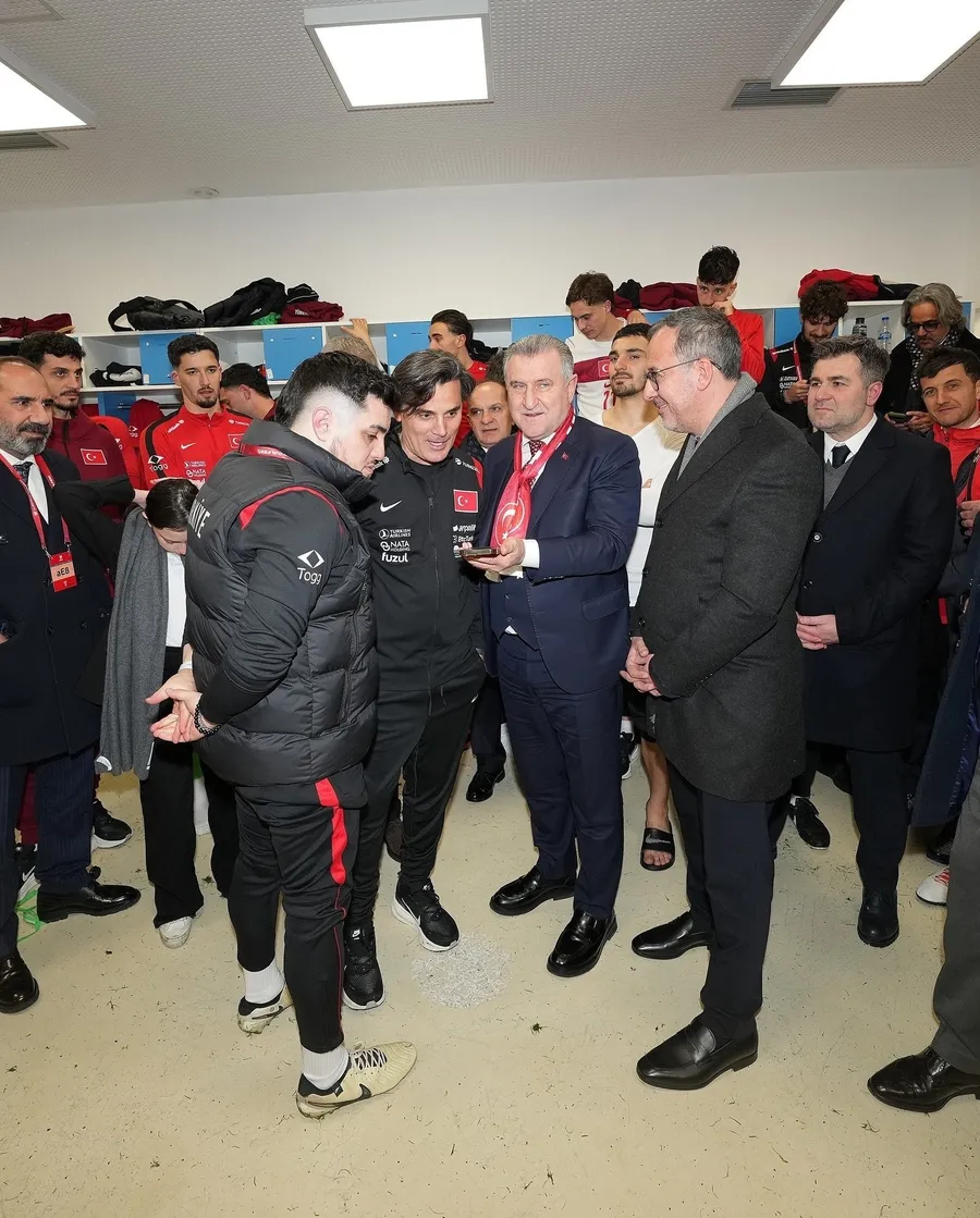 baskan-erdogandan-a-milli-futbol-takimina-tebrik-telefonu-1774999075913.jpg Başkan Erdoğan'dan A Milli Futbol Takımı'na tebrik telefonu - 2