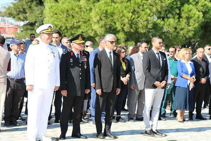İzmir’deki ’Gaziler Günü’ töreninde skandal protesto! Sunuculuğu başörtülü öğretmen yapıyor diye töreni terk ettiler...