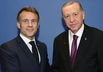Başkan Erdoğan'dan Macron'a net mesaj: Suriye'ye yönelik yaptırımları askıya alın