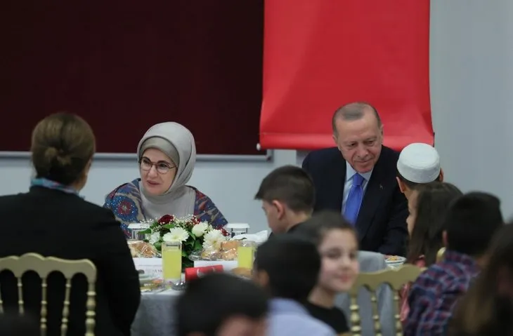 Başkan Erdoğan çocuklarla iftar yaptı: 23 Nisan akşamı miniklere sürpriz