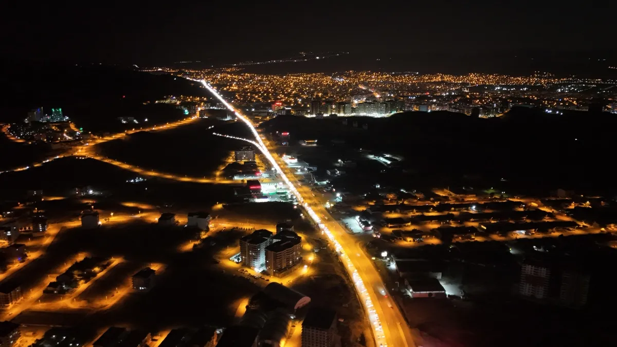 Trafik 43 ilin geçiş noktasında felç: Binlerce araç yolda