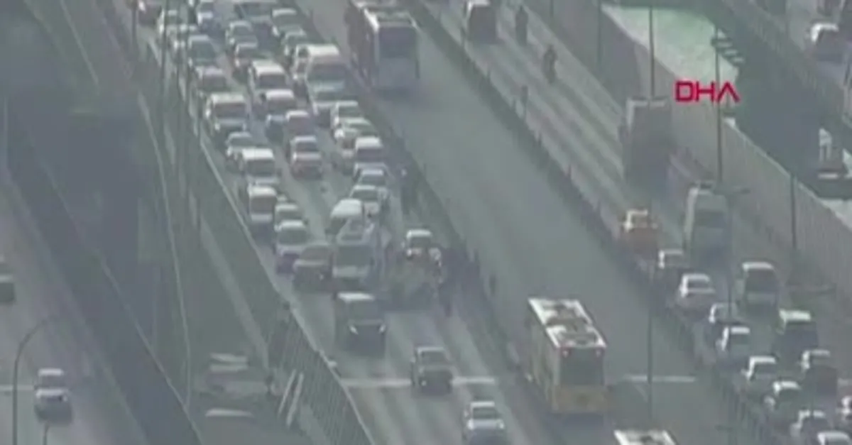 Halic Koprusu Nde Trafigi Kilitleyen Kaza Otomobil Takla Atti Istanbul Trafik Durumu Ahaber Video Izle