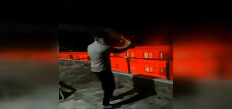 Havai fişekleri eliyle tutup patlatmaya çalıştı! Dehşet dolu anlar böyle görüntülendi