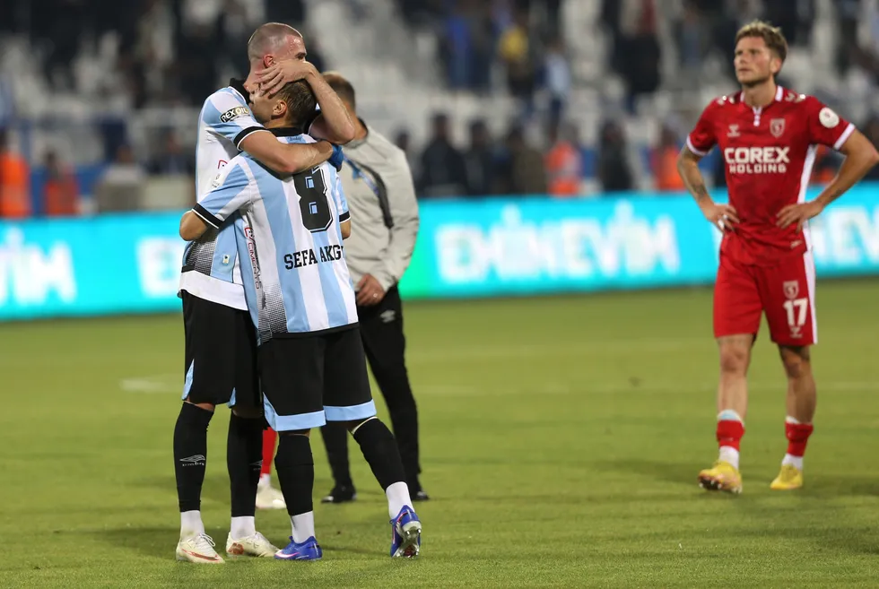 1789929360751.jpg Erzurumspor FK evinde hata yapmadı! İlk yarıda bulduğu golle Samsunspor’u 1-0 yenerek kritik 3 puanın sahibi oldu - 1