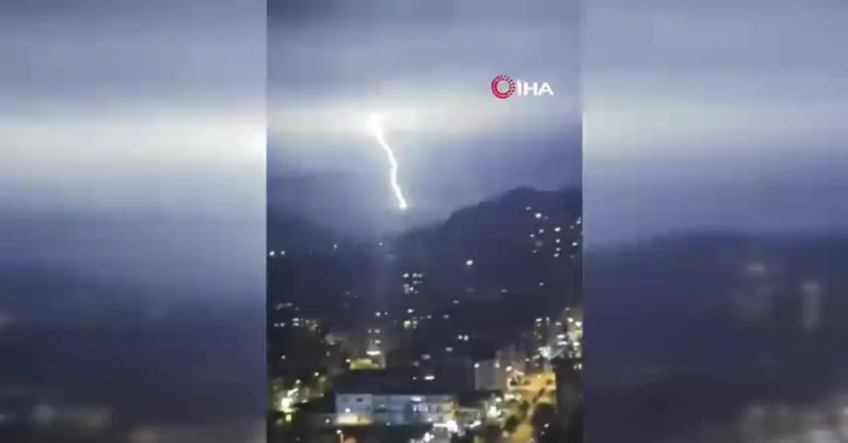 Artvin'de yıldırım düşme anı kamerada