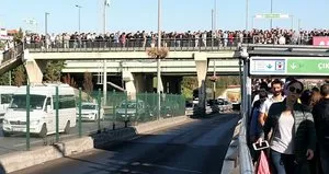 Metrobüs durağında metrelerce kuyruk oluştu