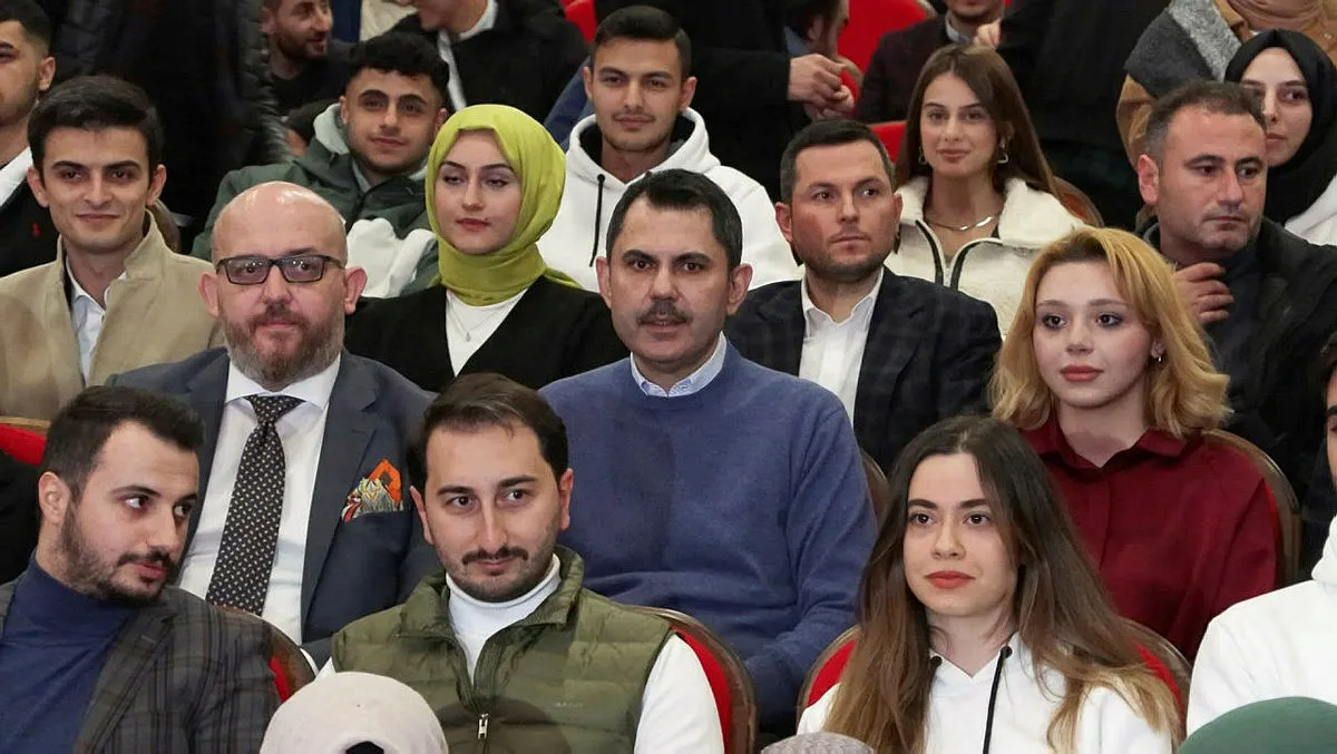 Murat Kurum gençlerle buluşup Aybüke: Öğretmen Oldum Ben adlı filmi izledi