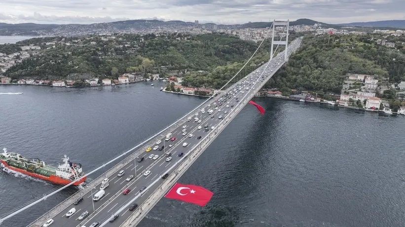 İstanbul Boğazı'ndaki köprülerde Türk bayrakları dalgalandı!