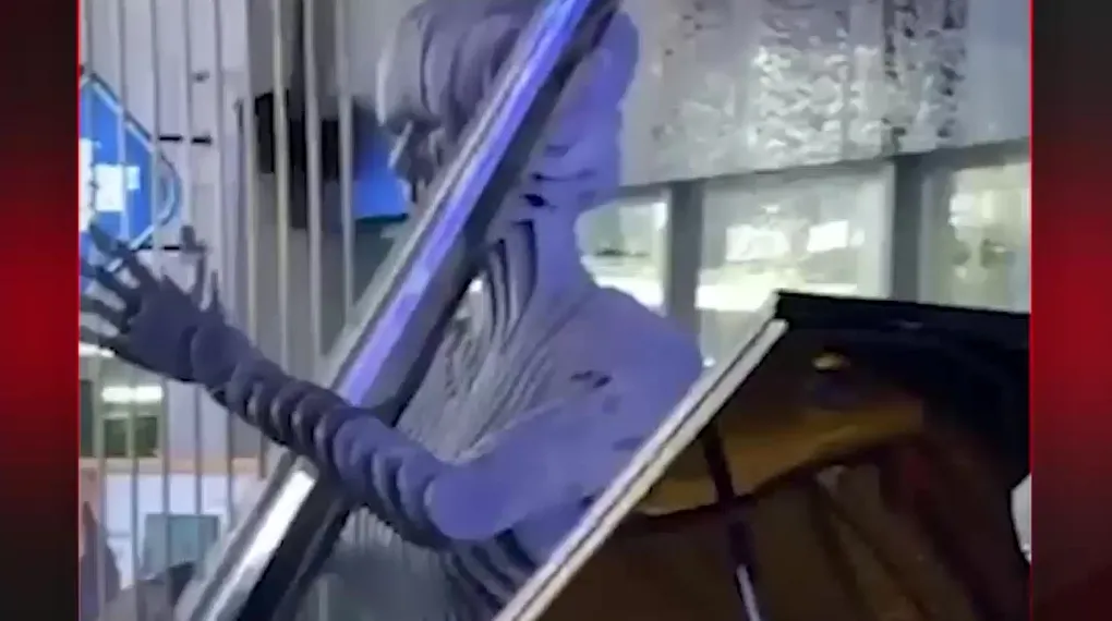 OTELİ SU BASARKEN PİYANO ÇALDI