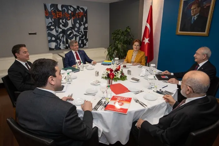 Başkan Erdoğan'dan 6'lı masa etrafında birleşen muhalefete sert sözler: Yarım düzine muhteris - 2