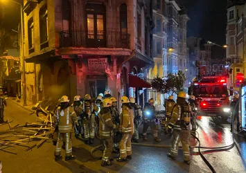 Son dakika: Beyoğlu'ndaki tarihi Gueive Han'ında yangın