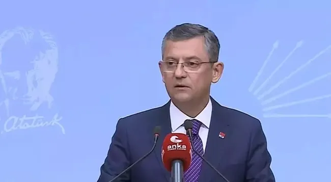 kilicdarogluna-karsi-iki-aday-ozgur-ozel-emanetci-genel-baskan-mi-chp-hangi-tiyatroyu-sergiliyor-1694857443754.jpeg Kılıçdaroğlu'na karşı iki aday! Özgür Özel 'emanetçi' Genel Başkan mı? CHP hangi tiyatroyu sergiliyor? - 1