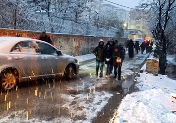 Van'da mevsimin ilk karı düştü! Beyaz şehri kapladı