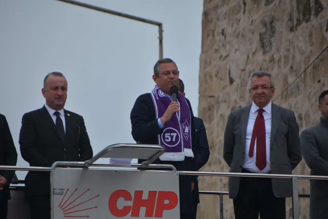 chpnin-lideri-ozgur-ozelin-bir-gunde-2-skandali-ciragim-kaosu-ve-gazetecilerle-kavga-1711094494044.jpg CHP’nin lideri Özgür Özel’in bir günde 2 skandalı! Çırağım kaosu ve gazetecilerle kavga - 5