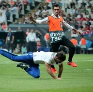 Liverpool - Chelsea Süper Kupa maçında sahaya taraftar girdi