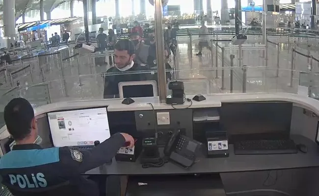 thodexin-sahibi-ozerin-yurt-disina-kacisinin-goruntuleri-ortaya-cikti-1621577897428.jpg Thodex'in sahibi Özer'in yurt dışına kaçışının görüntüleri ortaya çıktı - 8