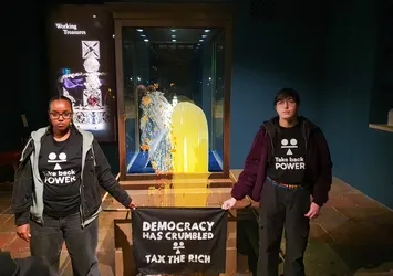 Londra Kulesi’nde şok eylem! Tacı hedef aldılar