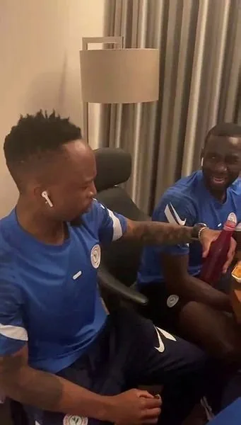 Caykur Rizespor Oyuncularindan Kebap Ziyafeti Verdi Lebogang Phiri Nin Salgam Suyu Icerken Verdigi Tepki Guldurdu Caykur Rizespor Oyuncularindan Kebap Ziyafeti Verdi Lebogang Phiri Nin Salgam Suyu Icerken Verdigi Tepki Guldurdu