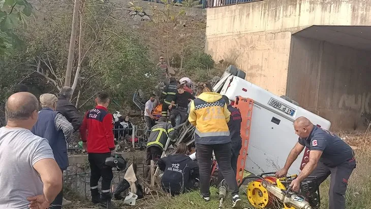 Son dakika | Kocaeli Gebze’de korkunç kaza! Öğrenci servisi dereye düştü