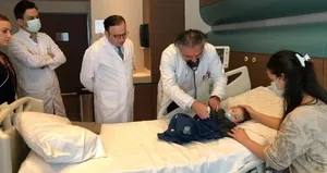 7 aylık minik Amir Türkiye’de hayata tutundu!