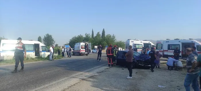Son dakika: Manisa'da korkunç kaza! Tarım işçilerini taşıyan minibüsle otomobil çarpıştı: 2 ölü, 9 yaralı - 1