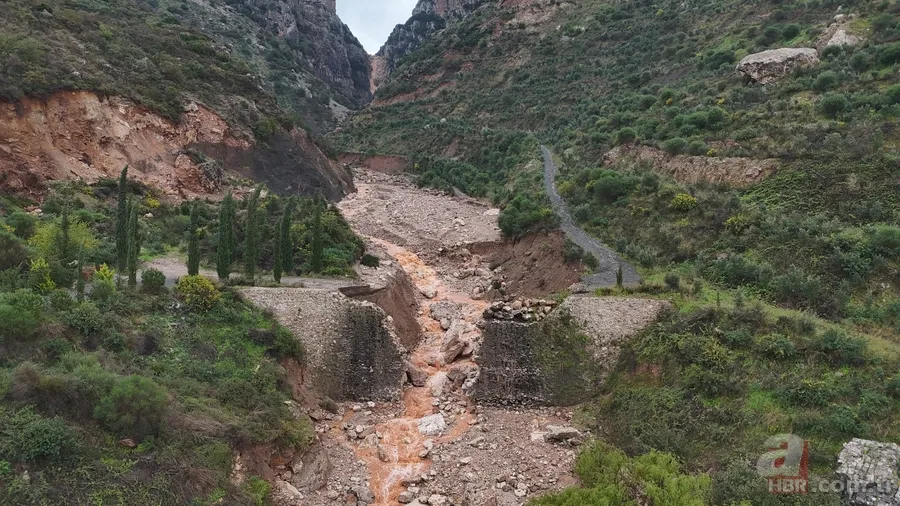 Hatay'da aşırı yağış sebebiyle köprü yıkıldı, yol çöktü 1