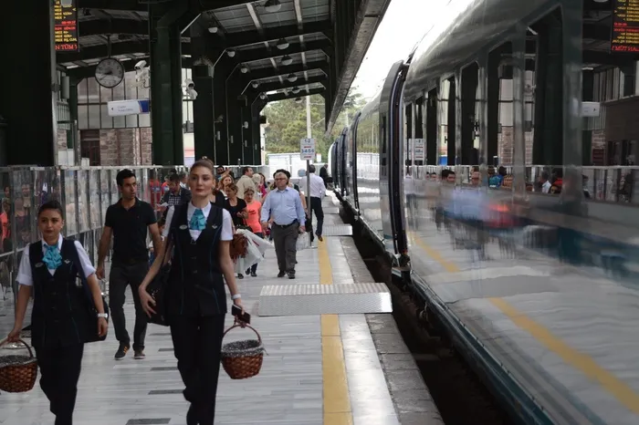 Bayrama özel YHT’lere çok sayıda ek sefer! Ulaştırma Bakanlığı duyurdu: O hatlar bayram boyunca ücretsiz...