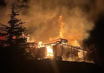 Ankara'da çıkan yangın evi küle çevirdi