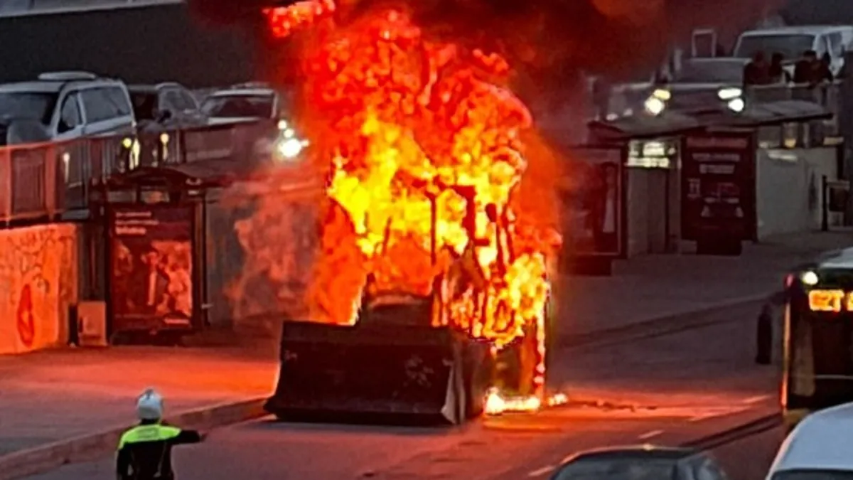 Cevizlibağ'da iş makinesi alev alev yandı