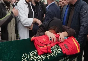 Şarkıcı Nev son yolculuğuna uğurlandı