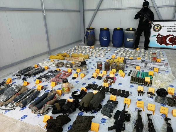 Diyarbakır'da PKK'ya şok operasyon! Yaklaşık 300 kilo patlayıcı ele geçirildi - 3