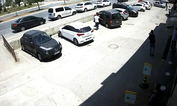 Son dakika: Adana'da film sahnesi gibi soygun! Altınları alıp böyle kaçtılar | Video - 3
