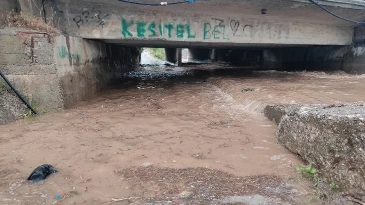 Sağanak yağış hayatı felç etti! Cadde ve sokaklar göle döndü! İşte o görüntüler