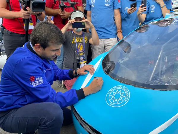 teknofest-yonetim-kurulu-baskani-bayraktar-otonom-arac-yarismasina-katilan-araclari-inceledi-1631802809787.jpg TEKNOFEST Yönetim Kurulu Başkanı Selçuk Bayraktar'dan mucitlere ziyaret - 6