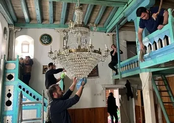 Üniversite öğrencileri camileri temizledi