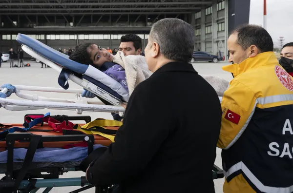 Türkiye’den Gazze’ye yardım eli! Yaralı 3 çocuk Ankara’da: Sağlık Bakanı Fahrettin Koca karşıladı