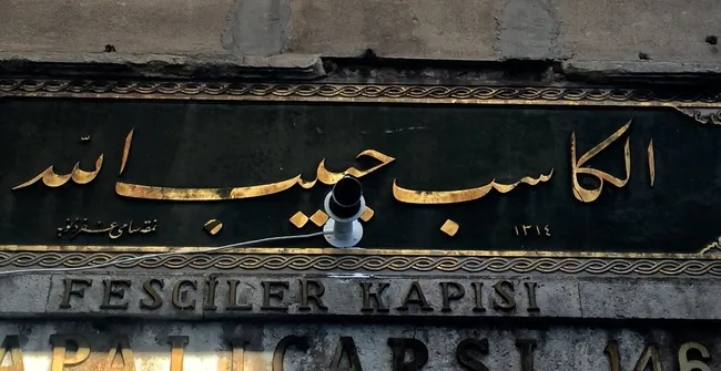 Kapalıçarşı'da tepki çeken görüntü! Tarihi kitabeye matkaplı darbe - 1