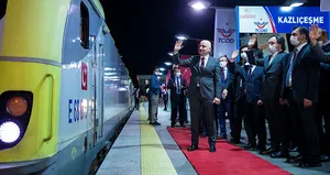 İlk yurtiçi yük treni Marmaray tünelinden geçti