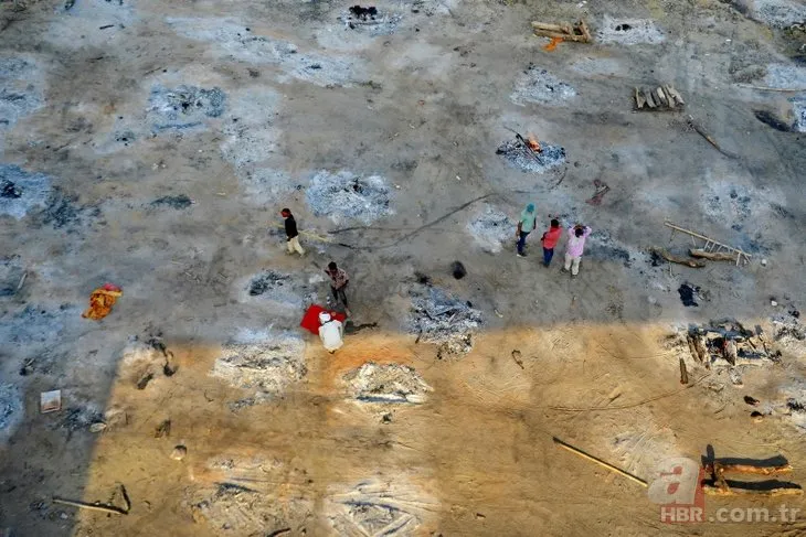 Hindistan’da yürekleri yakan görüntüler! Cansız bedenler boş alanlarda yakılmaya devam ediyor