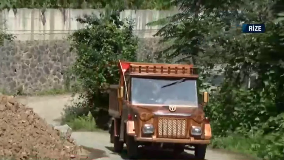1988 model araçtan 50 bin TL harcayarak yaptı! Ahşap kamyonet görenleri şaşırtıyor