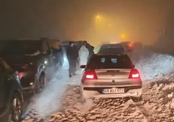 Kar hayatı felç etti! Kartepe'de araçlar mahsur kaldı
