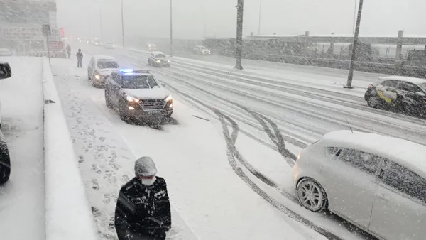 son-dakika-istanbullulara-yeni-uyari-lutfen-trafige-cikmayin-1643030187914.jpg Son dakika: İstanbullulara yeni uyarı: Lütfen trafiğe çıkmayın - 4